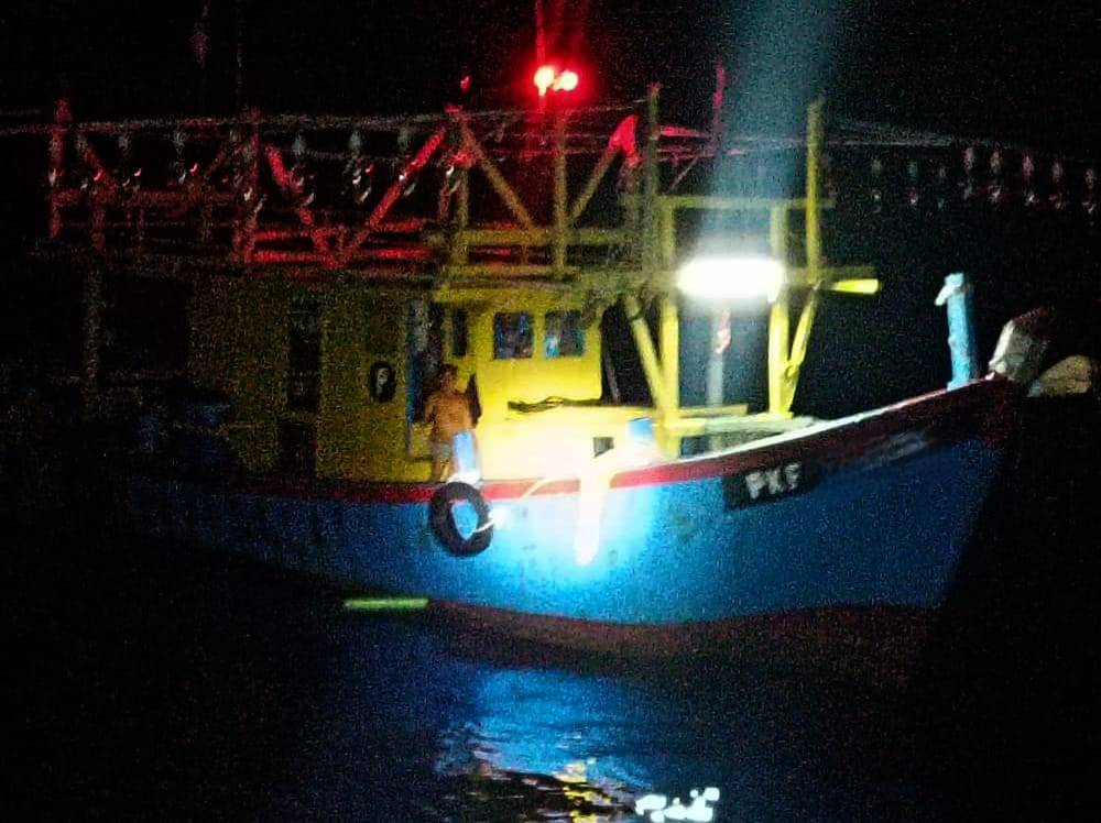 Sebuah vesel ditahan selepas dikesan melanggar syarat sah lesen di bawah Akta Perikanan 1985. Foto: Ihsan Jabatan Perikanan Perak