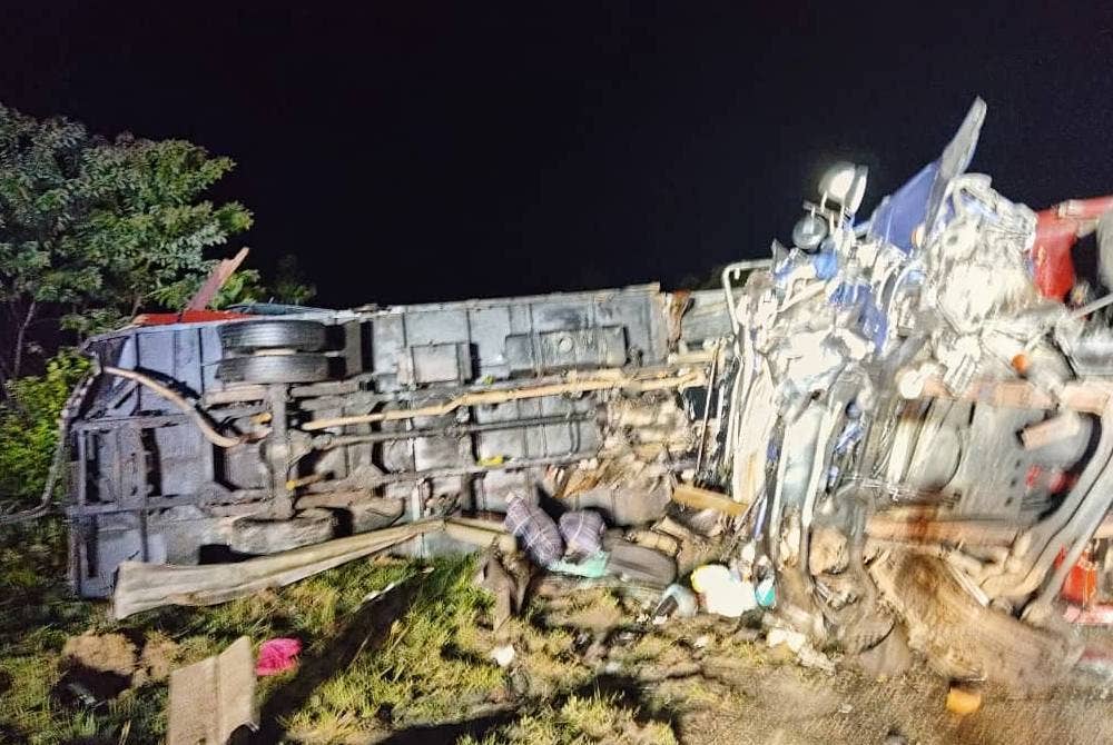 Kemalangan maut melibatkan tiga lori di KM367 menyebabkan laluan arah selatan terhalang. Foto ihsan bomba Perak