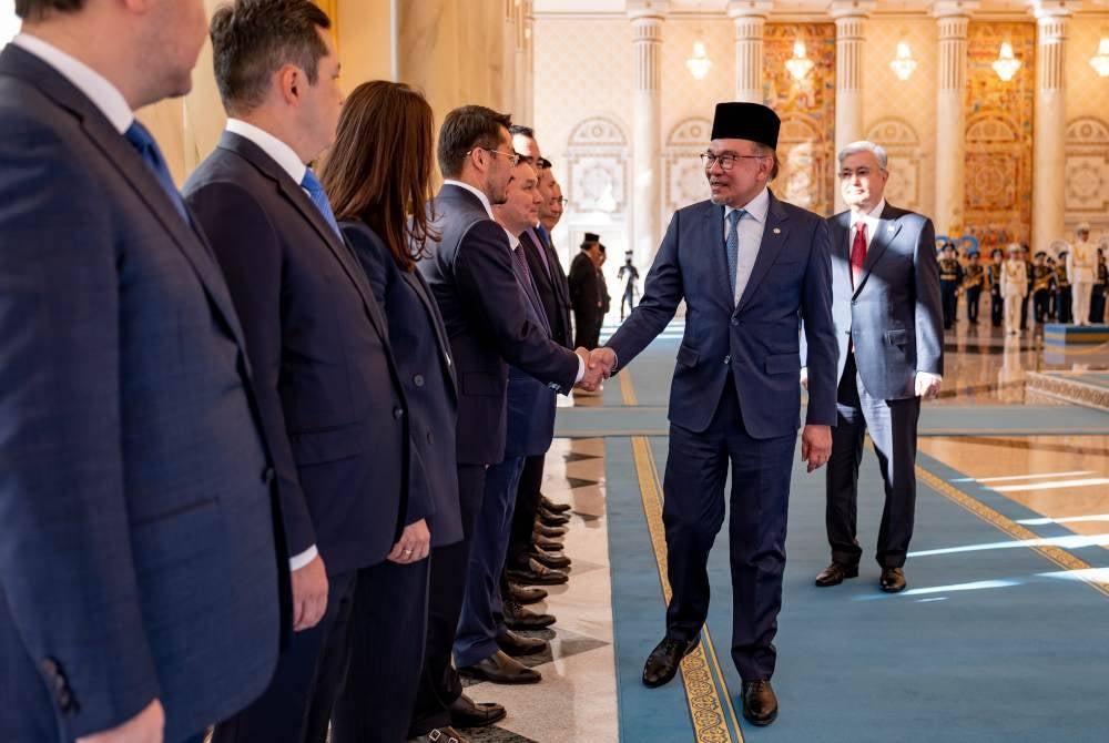 Anwar menghadiri majlis sambutan rasmi oleh Presiden Kazakhstan, Kassym-Jomart Tokayev di Istana Presiden. Foto Bernama