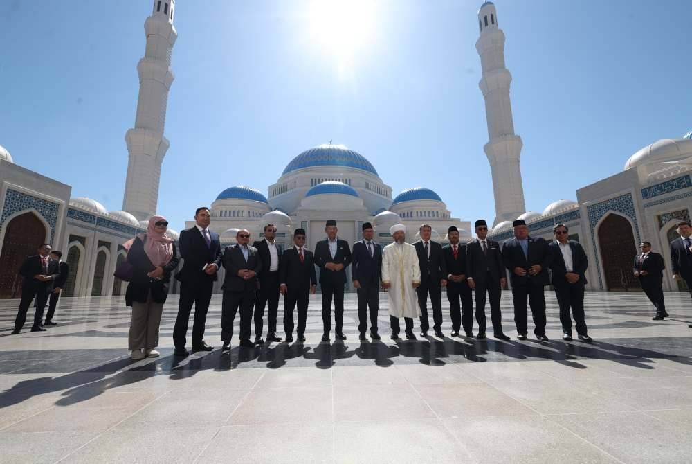 Anwar dan delegasi ketika melawat Masjid Besar Astana iaitu masjid terbesar di Asia Tengah dan antara yang terbesar di dunia. Foto Bernama