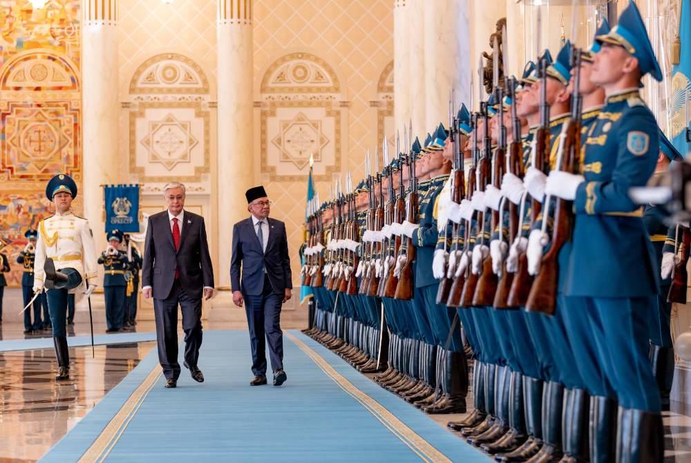 Anwar disambut pada upacara sambutan rasmi oleh Presiden Kazakhstan di Istana Presiden (Ak Orda). Foto Bernama
