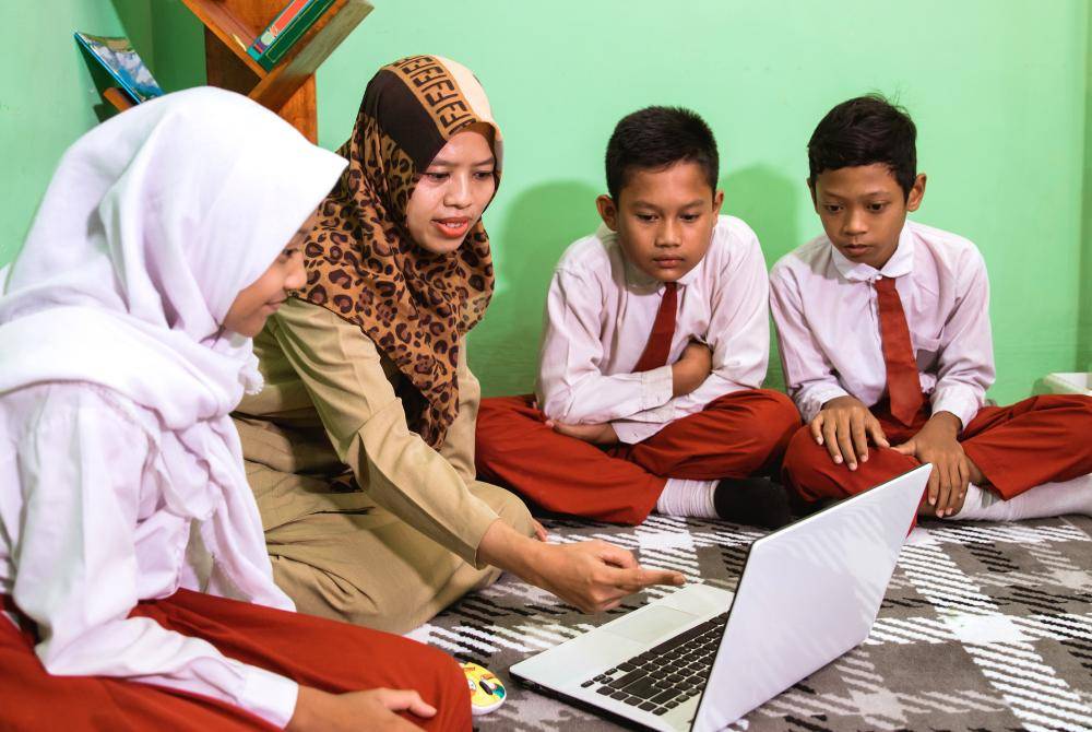 SEBAGAI anak murid, penuhilah hak-hak guru masing-masing dan tidak menyakiti mereka. -Gambar hiasan/ Foto: Canva