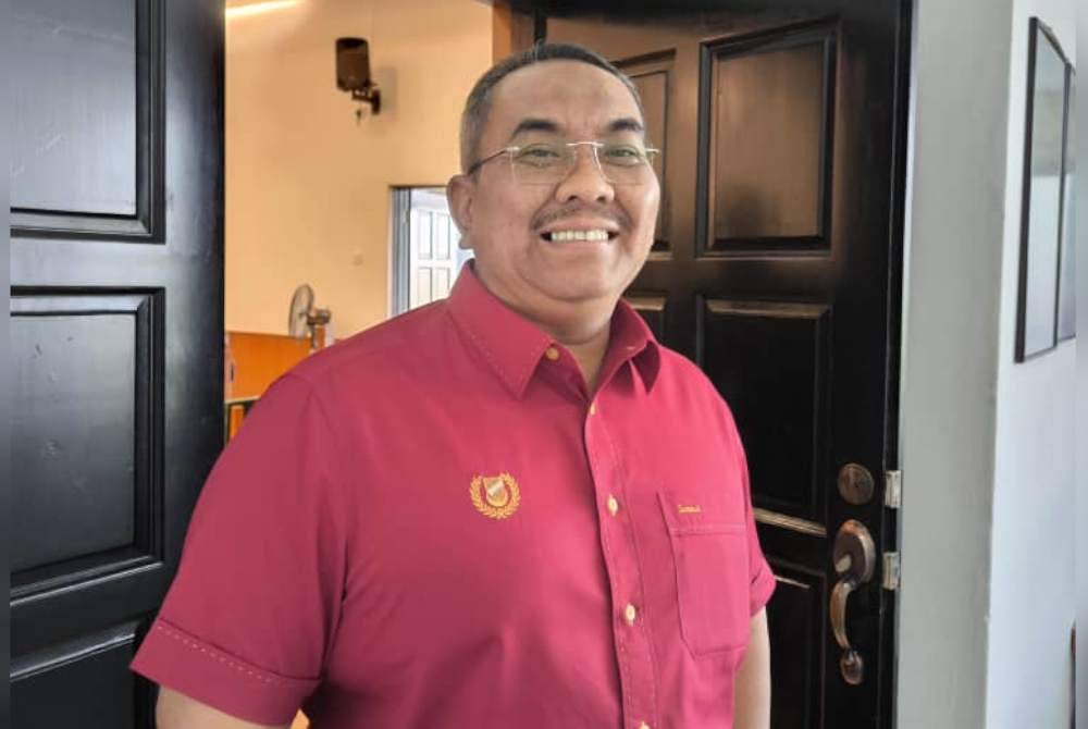 Sanusi yang berkemeja berwarna merah, hadir ke Mahkamah Tinggi Shah Alam pada Jumaat bagi prosiding sebutan kes hasutan yang dihadapinya.