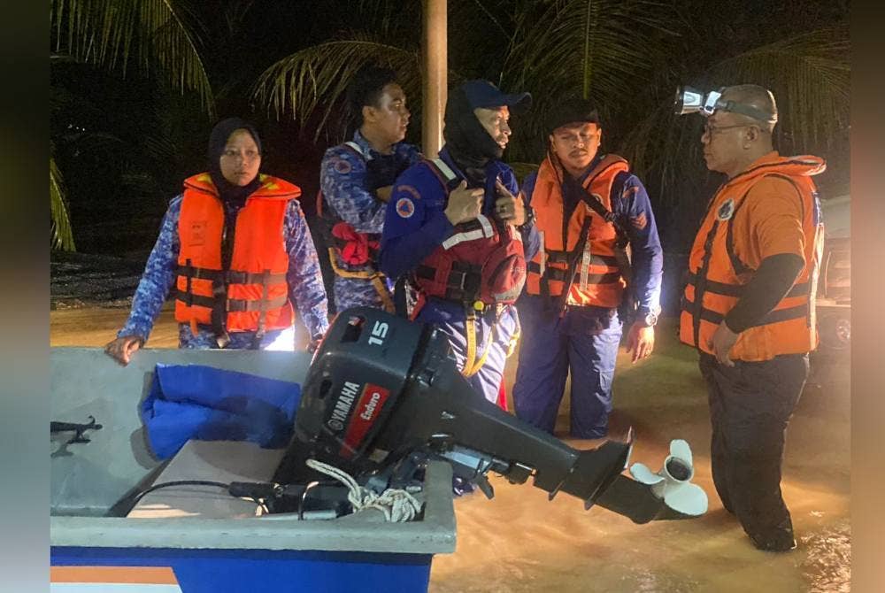 Bot APM antara aset yang digunakan bagi memindahkan mangsa banjir ke PPS berhampiran.