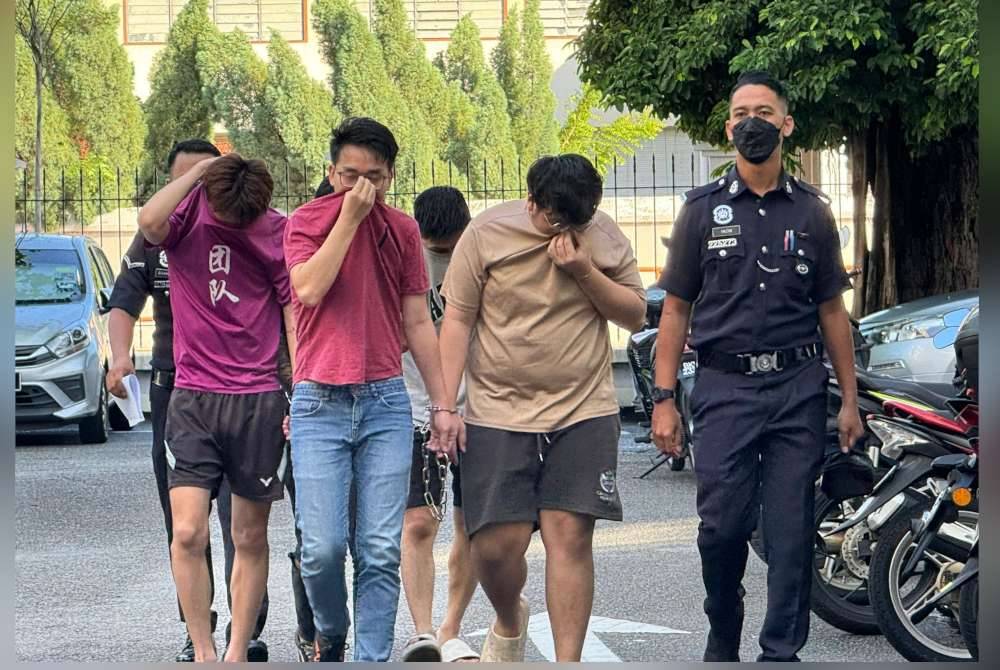 Lima lelaki mengaku tidak bersalah terhadap pertuduhan mempromosikan perjudian dalam talian dengan menggunakan aplikasi di sebuah kondominium.