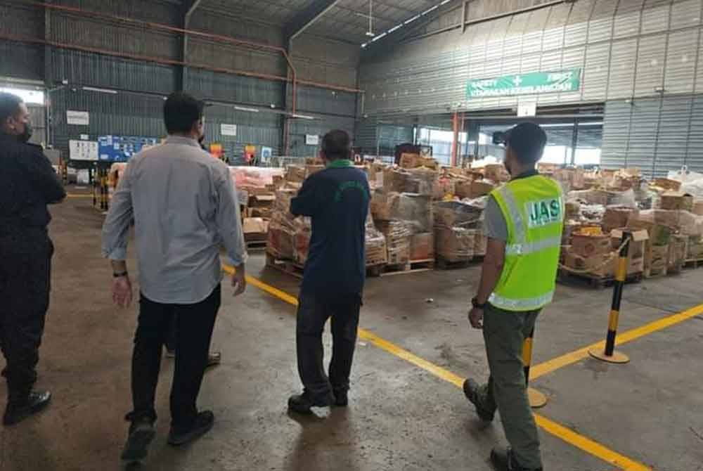 Operasi bersepadu pemeriksaan ini dijalankan di kawasan premis perindustrian di Bukit Beruntung