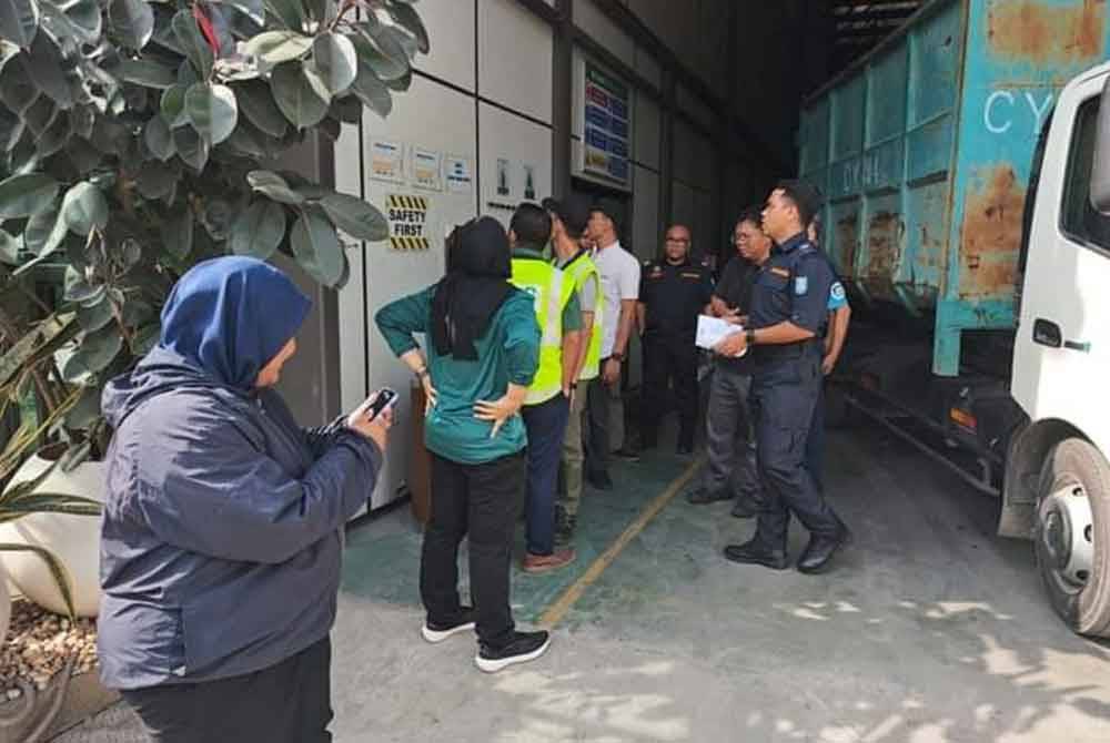 Operasi turut melibatkan Jabatan Pengurusan Sisa Pepejal dan Pembersihan Awam, Jabatan Pelesenan dan Jabatan Alam Sekitar Cawangan Gombak.