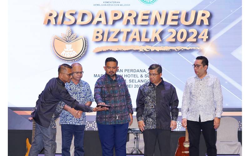 Manndzri (tiga dari kiri) melancarkan RISDAPreneur BizTalk 2024 di sebuah hotel di Shah Alam pada Khamis. FOTO: MOHD HALIM ABDUL WAHID