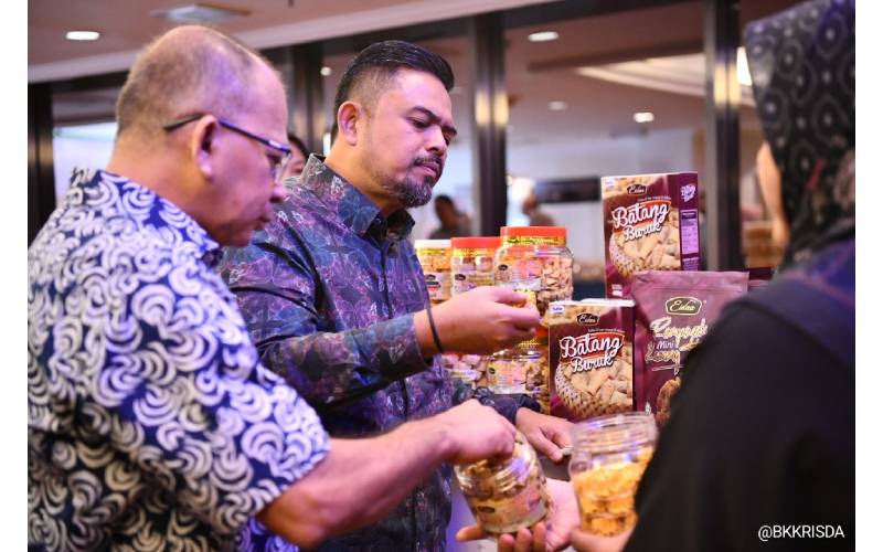 Manndzri (tengah) bersama Abdullah (kiri) meluangkan masa melawat pameran usahawan yang menyertai RISDAPreneur BizTalk 2024.