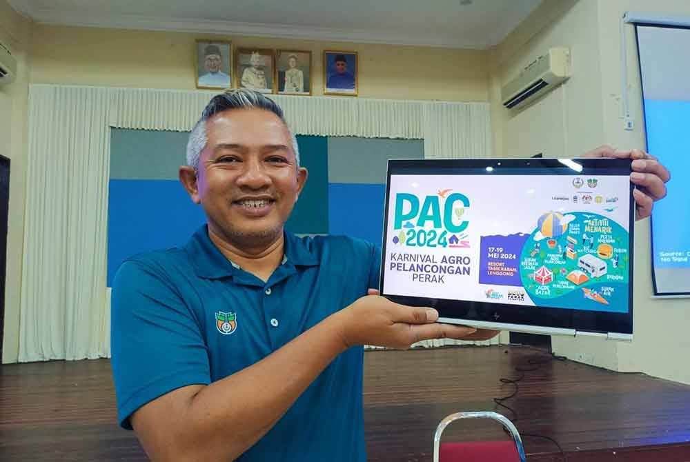 Zulfadzli menunjukkan poster penganjuran PAC 2024 yang berlangsung di dataran Resort Tasik Raban selama tiga hari bermula Jumaat hingga Ahad ini.
