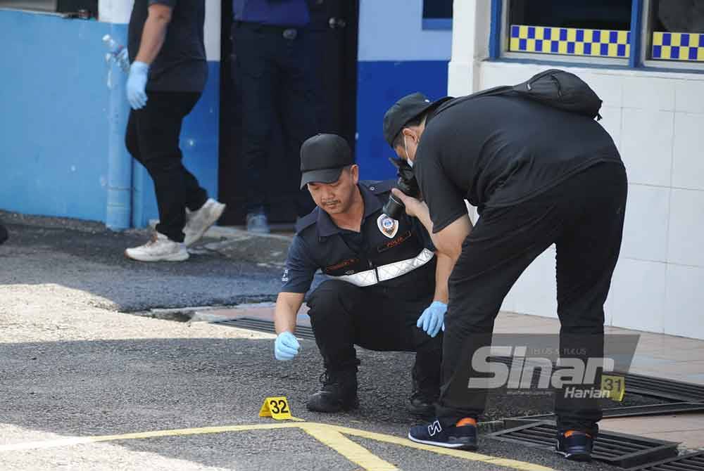 Anggota forensik melakukan pemeriksaan di lokasi kejadian dua anggota polis maut ditetak dan ditembak di Balai Polis Ulu Tiram, Johor Bahru pada Jumaat.