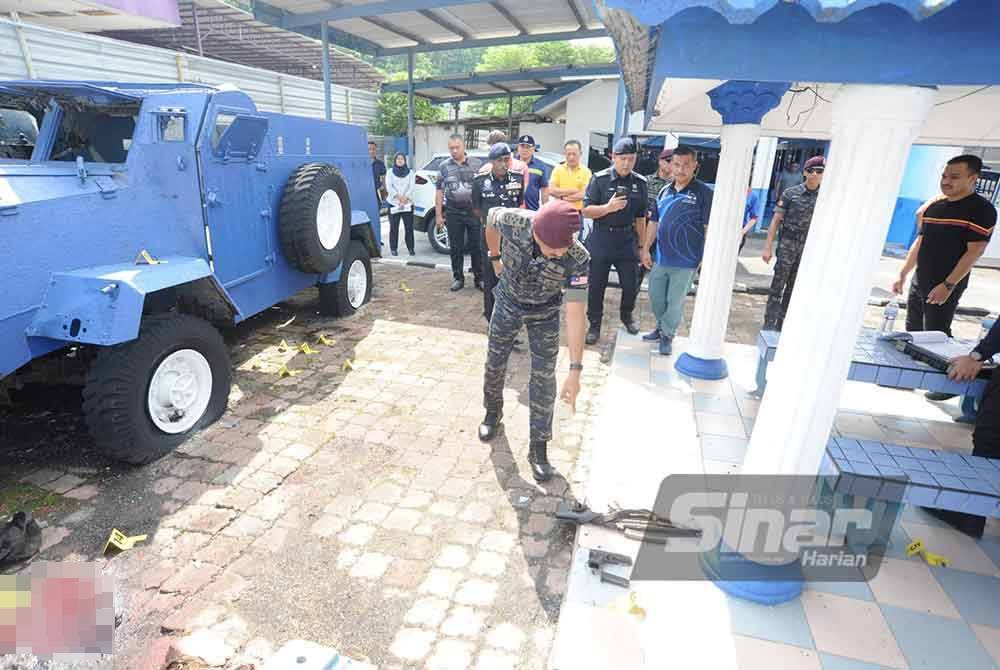 Razarudin meninjau lokasi kejadian dua anggota polis maut ditetak dan ditembak dalam kejadian di Balai Polis Ulu Tiram, Johor Bahru, pada Jumaat.