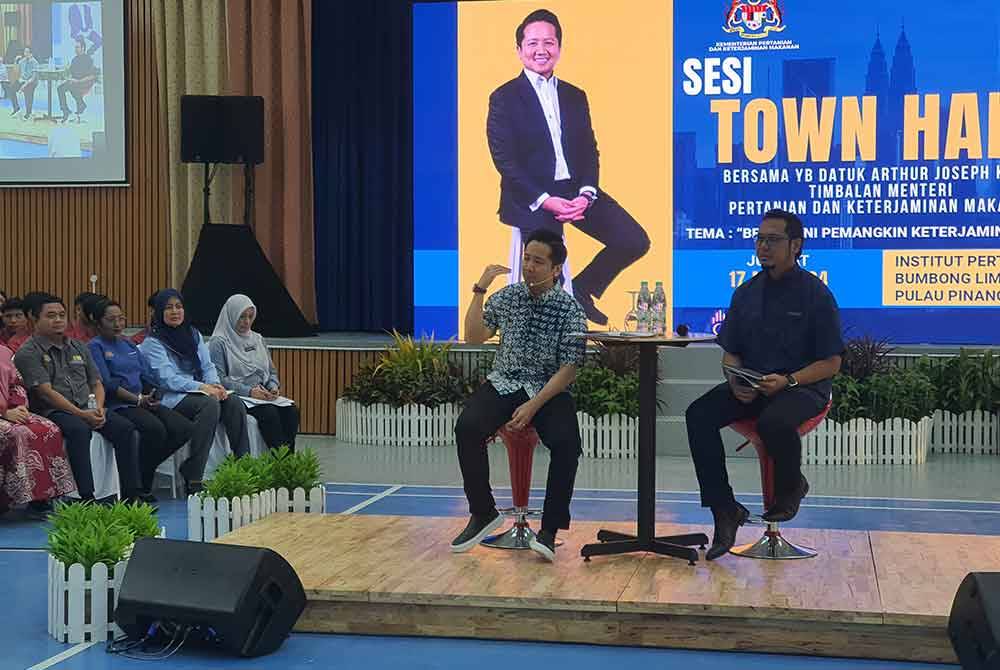 Arthur (kiri) ketika sesi Town Hall bersama Pelajar Institut Pertanian Zon Utara diadakan di Institut Pertanian Bumbung Lima, di sini, pada Jumaat.