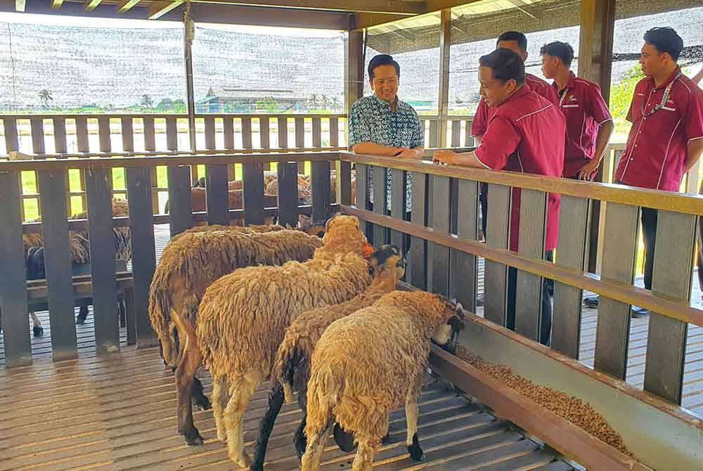 Arthur (kiri) ketika meninjau kandang kambing di Institut Pertanian Bumbung Lima, pada Jumaat.