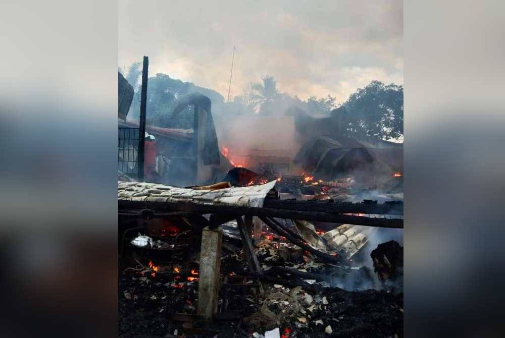 Kejadian sekitar jam 5.30 petang itu memusnahkan sebuah rumah, kereta jenis Perodua Kancil dan lima motosikal.
