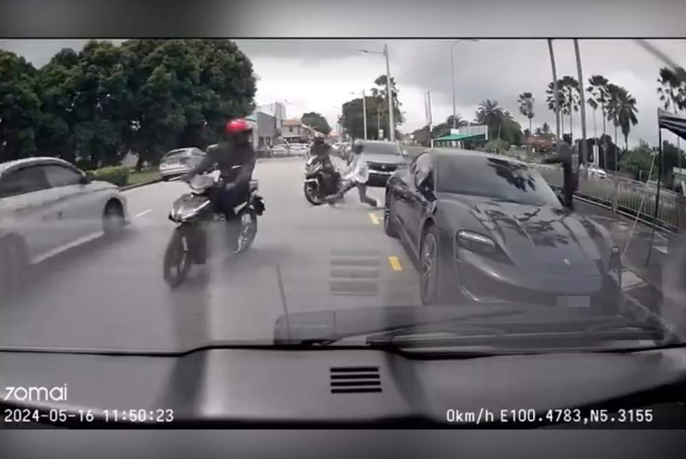 Aksi tiga suspek yang berjaya dirakam dashcam sebuah kenderaan berhampiran lokasi kejadian.