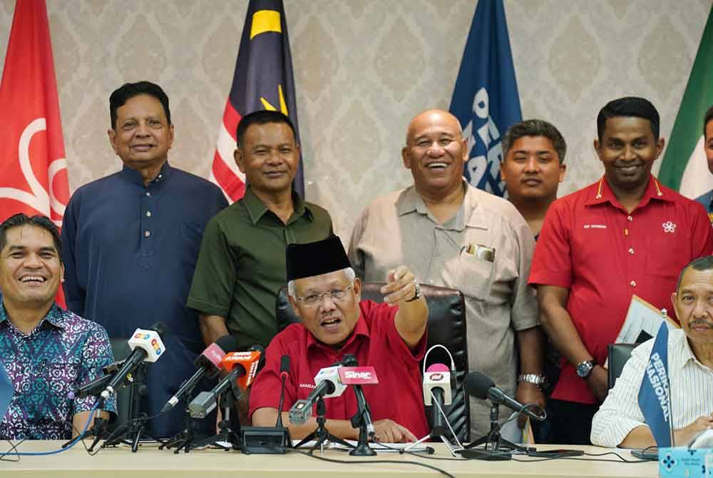 Hamzah (duduk, tengah) semasa sidang media MPT Bersatu pada Jumaat. FOTO SINAR HARIAN - ROSLI TALIB