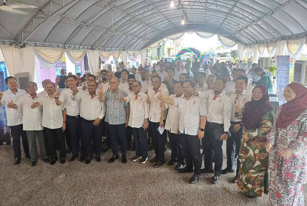 Wan Rosdy bersama kontraktor Bumiputera selepas majlis perasmian Pejabat Persatuan Kontraktor Bumiputera Malaysia (PKBM) Pahang di Permatang Permai di Kuantan pada Jumaat.