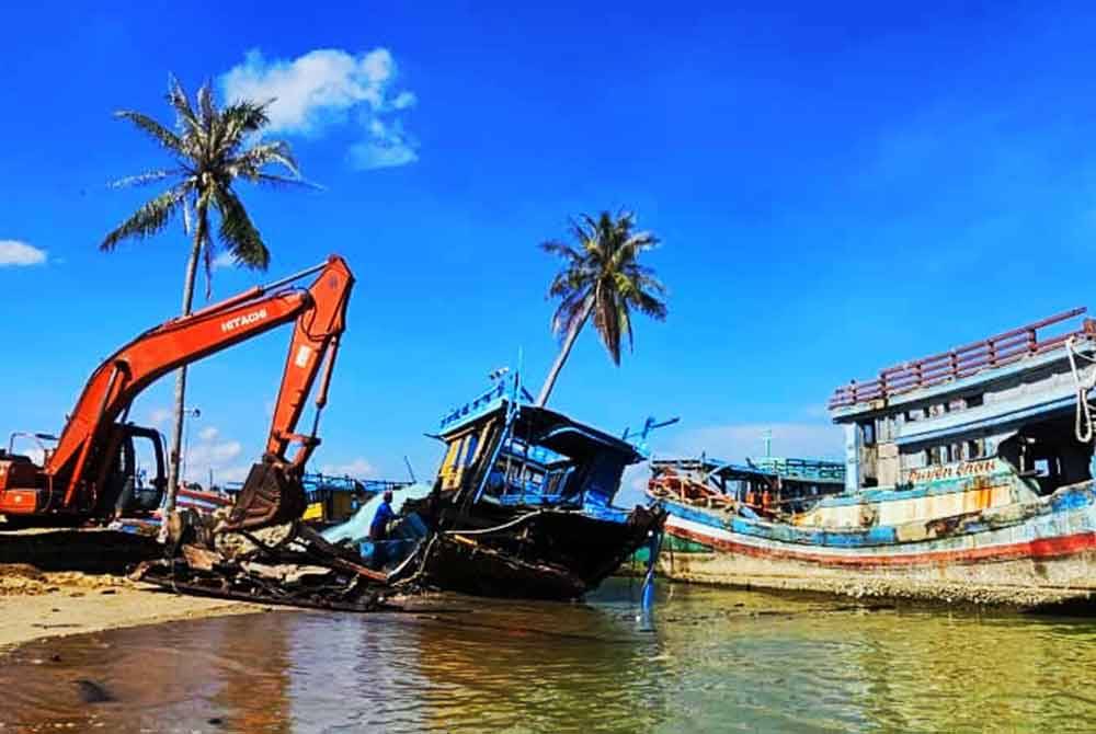 Agensi Penguatkuasaan Maritim Malaysia (Maritim Malaysia) Kelantan melupuskan enam buah bot nelayan asing yang dianggarkan bernilai RM750,000 pada Khamis.