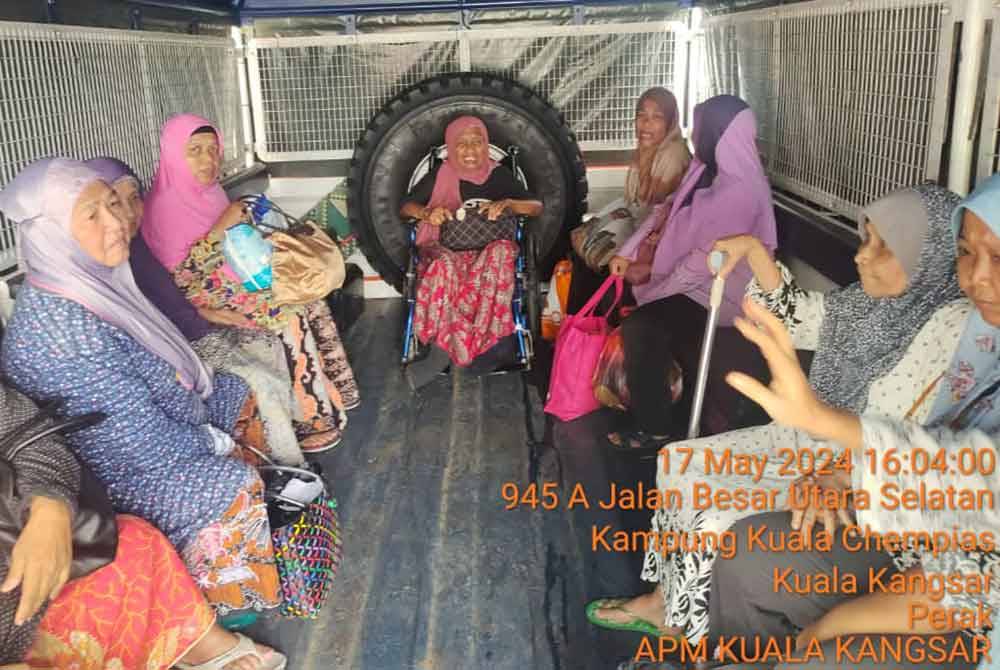 Mangsa terjejas banjir dibawa ke PPS berhampiran selepas paras air mula meningkat di daerah Kuala Kangsar. Foto: ihsan APM