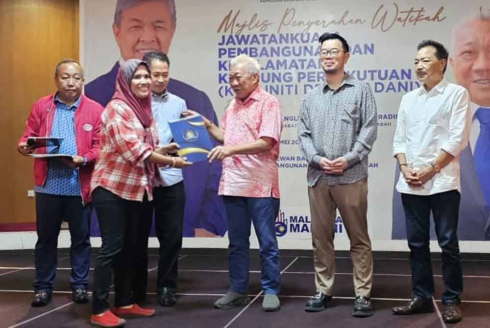 Bung Moktar (tiga dari kiri) pada Majlis Penyerahan Watikah Pelantikan Jawatankuasa Komuniti Desa Madani (JKDM) di Bangunan UMNO, di sini pada Jumaat.