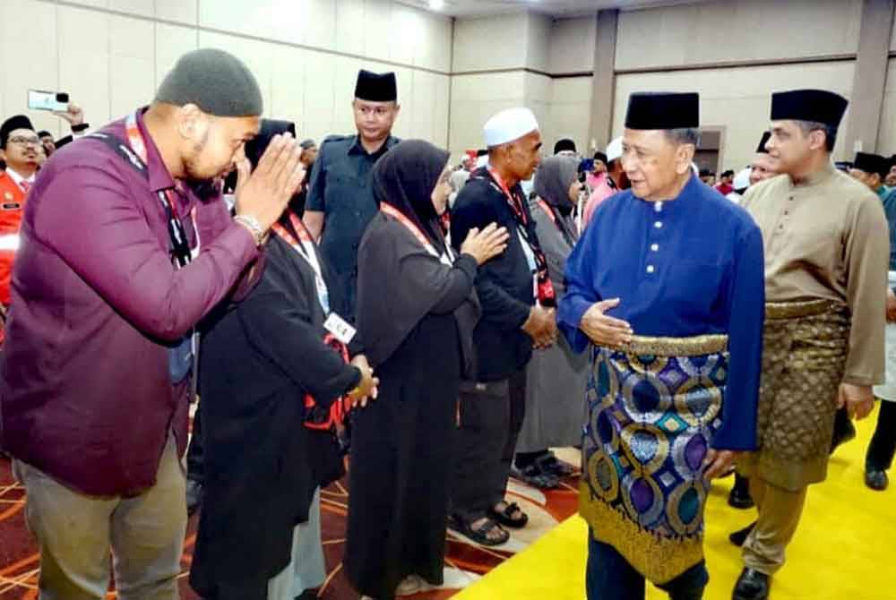 Sultan Sallehuddin (kanan) beramah mesra bersama jemaah haji dari Kedah sebelum kesemua 142 jemaah berlepas ke KLIA.