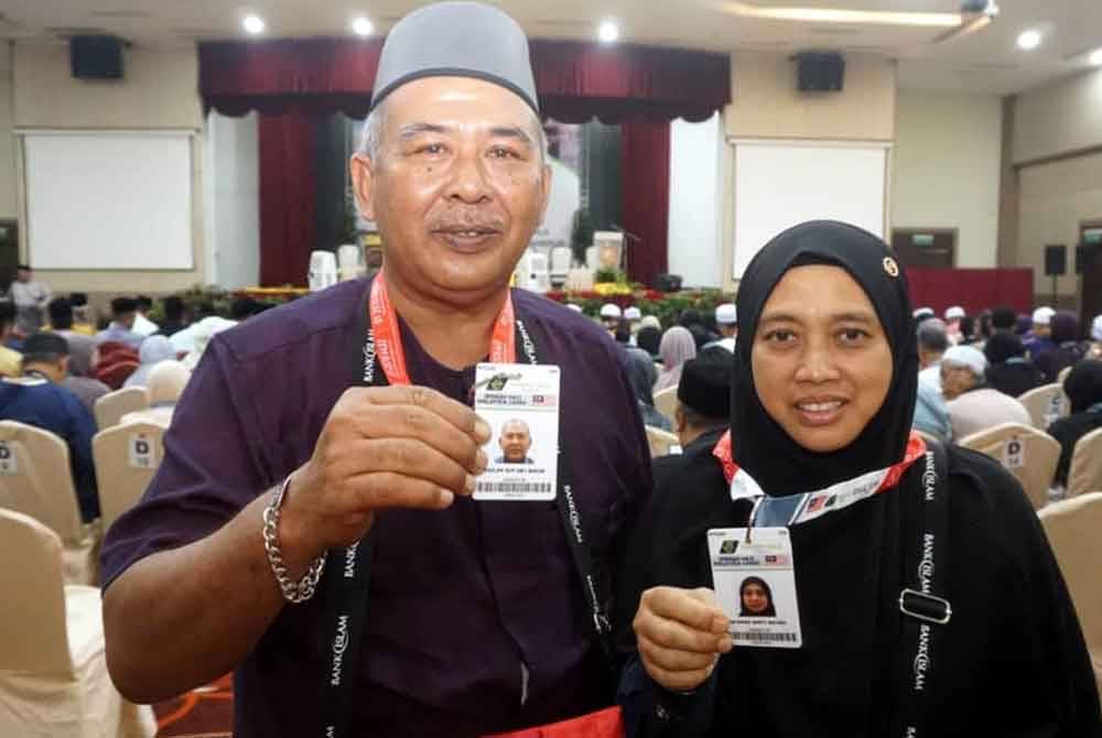 Mazlan dan isteri, Saemah teruja menjejakkan kaki buat kali pertama menunaikan haji.