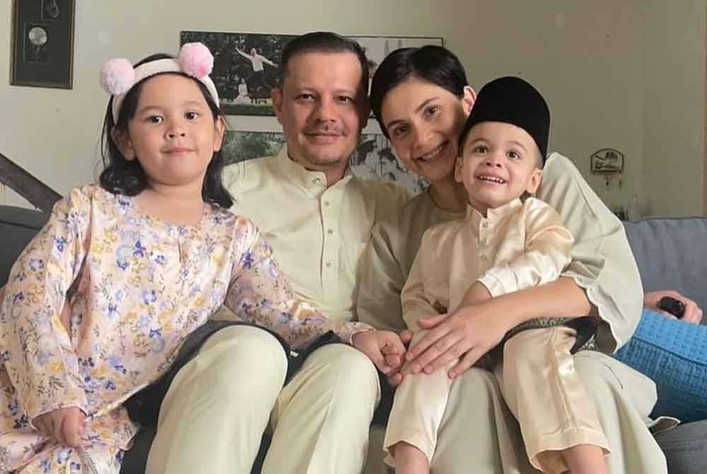 Julia bersama keluarga kecilnya ketika sambutan Aidilfitri baru-baru ini. FOTO/ Instagram iam.julia.ziegler