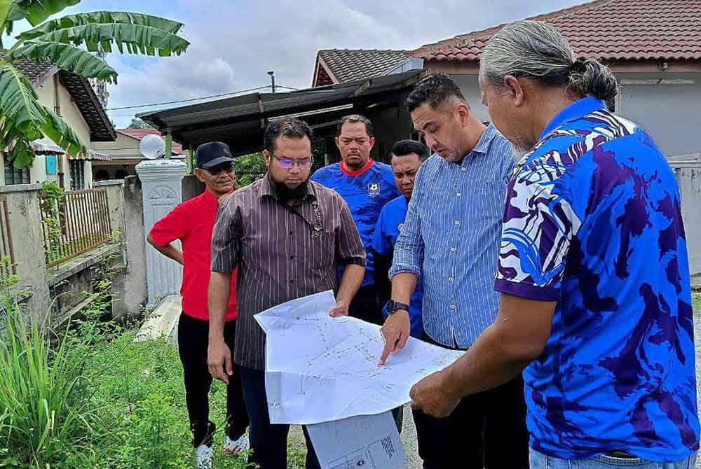Mohd Noor Helmy (dua dari kanan) bersama Pegawai Majlis Bandaraya Melaka Bersejarah dan kontraktor bagi kerja naik taraf longkang di Taman Elok dan Taman Panglima, di DUN Duyong.
