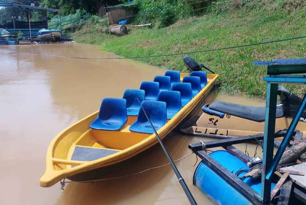 Kemudahan bot disediakan untuk pengunjung yang mahu bersiar menikmati keindahan sekitar Sungai Pahang.
