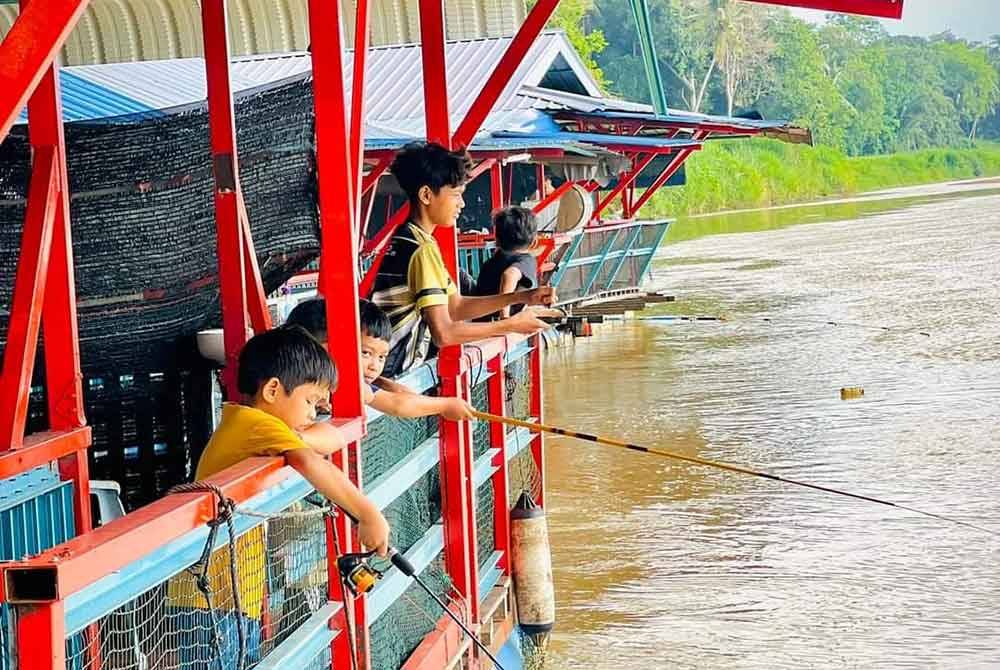 Pengunjung atau kaki pancing boleh memancing dari balkoni penginapan mereka.