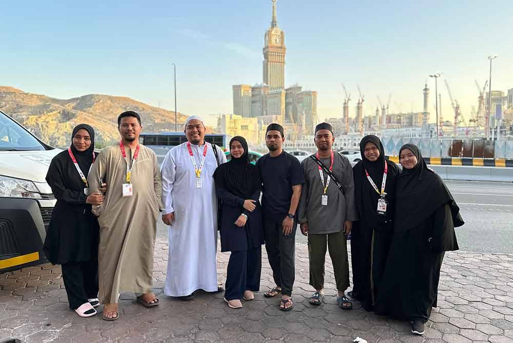 Mohamad Fadhzli (tiga dari kiri) bersama tujuh ahli keluarganya bergambar dengan berlatar belakangkan Menara Abraj Al Bait.