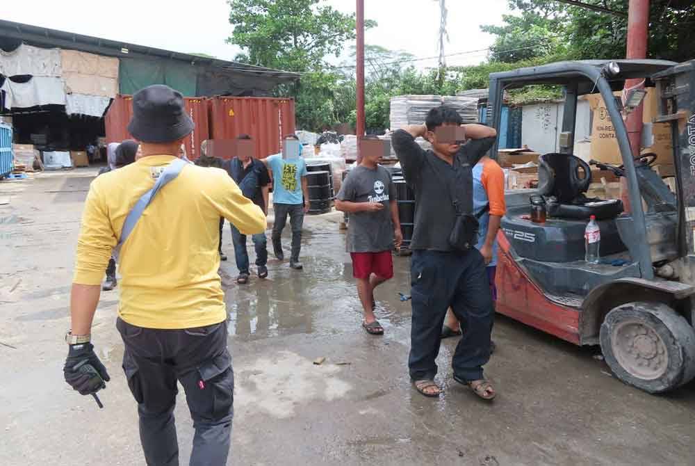 Antara warga asing yang ditahan JIM dalam serbuan di sebuah kilang e-waste di Klang pada Khamis.
