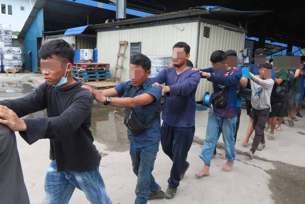 Antara warga asing yang ditahan JIM dalam serbuan di sebuah kilang e-waste di Klang pada Khamis.