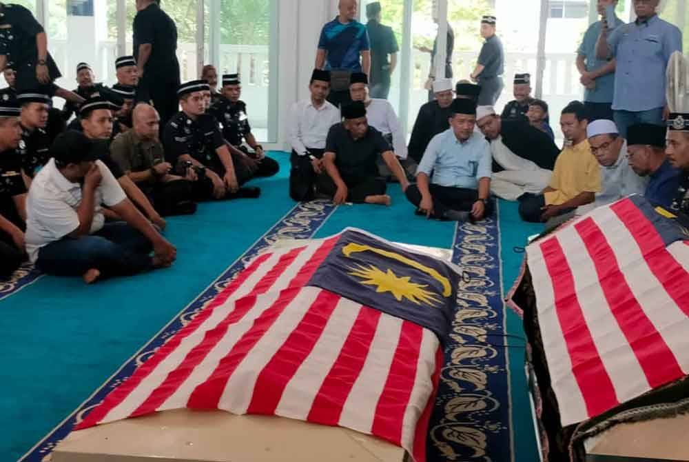 Hampir 500 anggota dan pegawai polis menunaikan solat jenazah dua anggota polis yang terkorban dalam tragedi serangan Balai Polis Ulu Tiram pada pagi Jumaat.