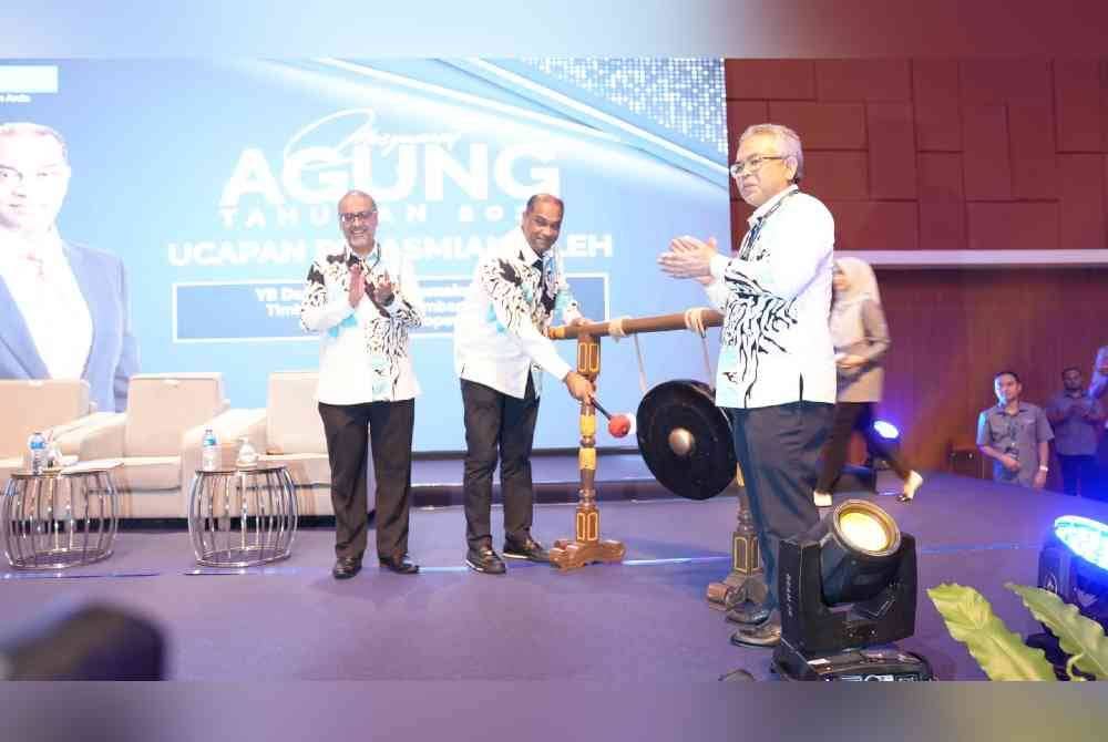 Ramanan (tengah) melakukan gimik bagi Majlis Perasmian Mesyuarat Agung Tahunan Bank Rakyat 2024 pada Sabtu.