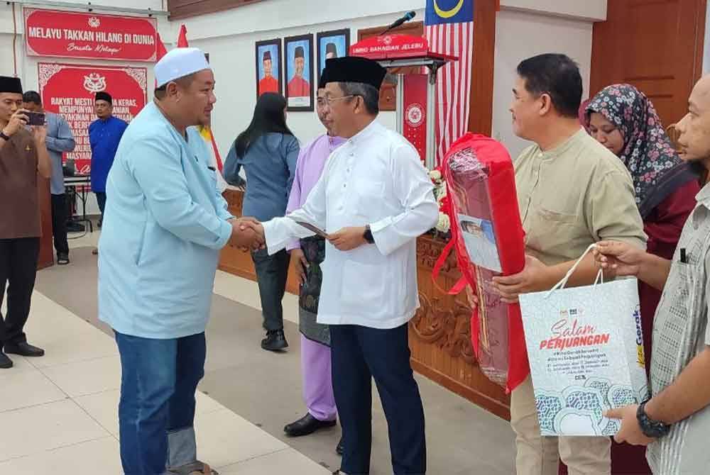 Jalaluddin (tiga dari kanan) ketika menyerahkan sumbangan kepada bakal haji.