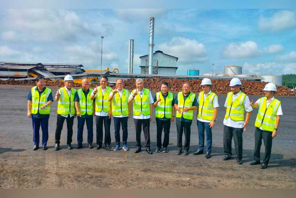 Ahmad Zahid (enam dari kiri) bergambar kenangan di hadapan tapak loji terbabit.