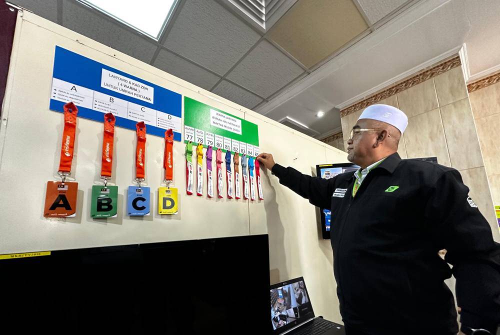 Khairoddin menunjukkan lanyard yang akan dipakai oleh jemaah haji mengikut maktab masing-masing. 