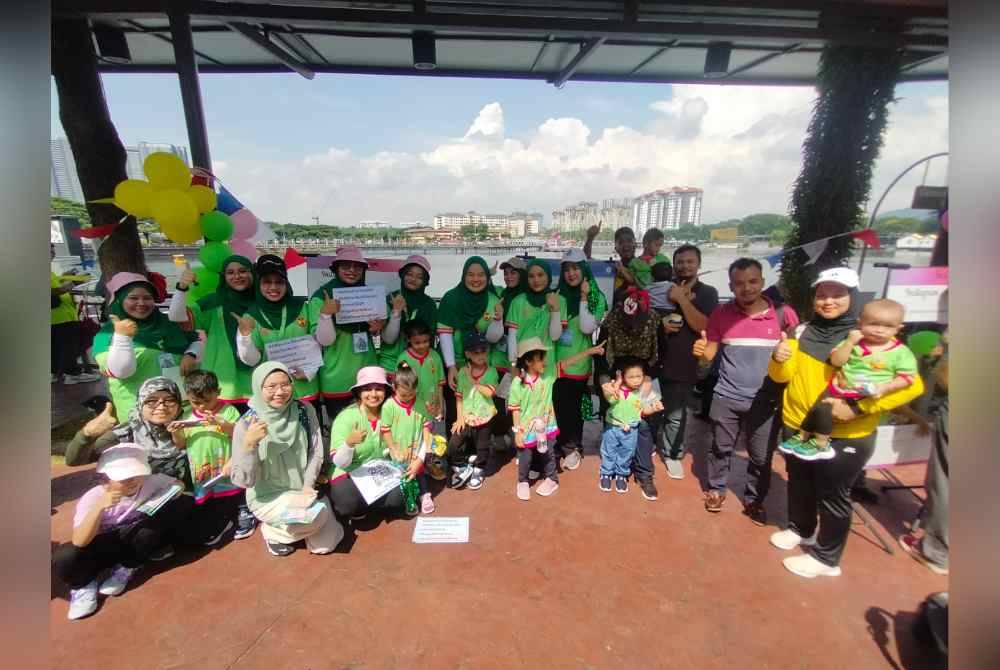 Sebahagian peserta kanak-kanak dan ibu bapa serta pengajar bergambar bersama.