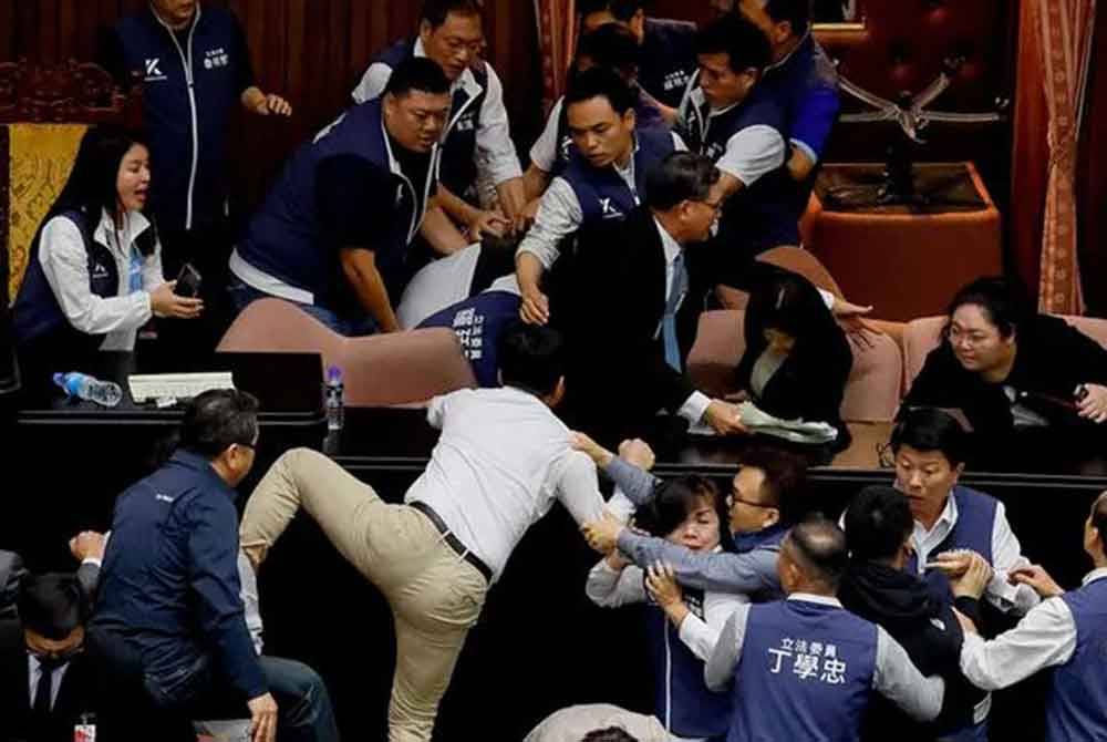 Salah seorang daripada ahli Parlimen turut cedera dalam insiden itu dan terpaksa dirawat di hospital. - Foto Agensi