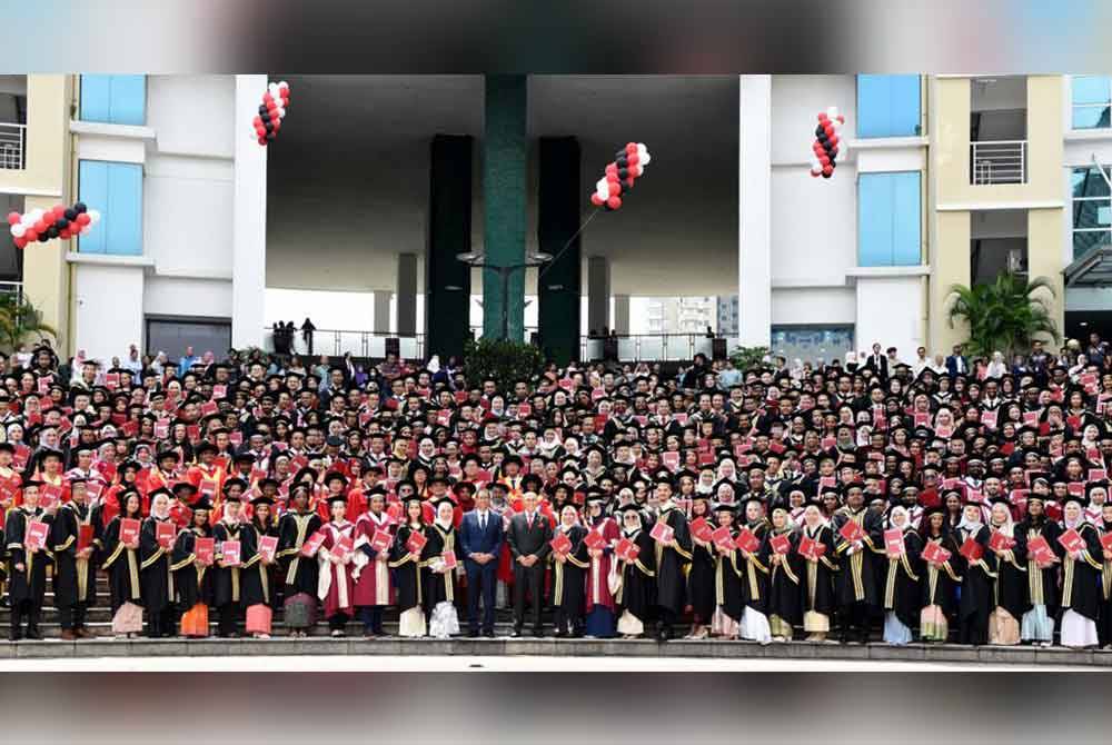 Tengku Sarafudin Badlishah dan Mohd Shukri bergambar bersama kesemua graduan MSU di pekarangan universiti.