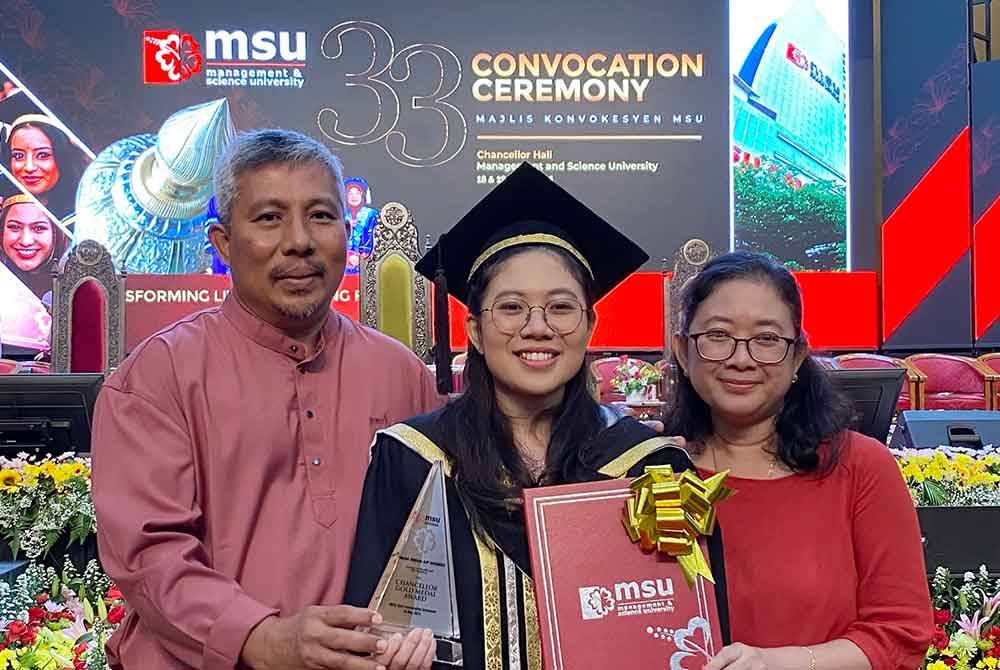 Wiksa (tengah) bergambar bersama ibu dan bapanya selepas Majlis Konvokesyen MSU ke-33 Sidang 1, di sini pada Sabtu.