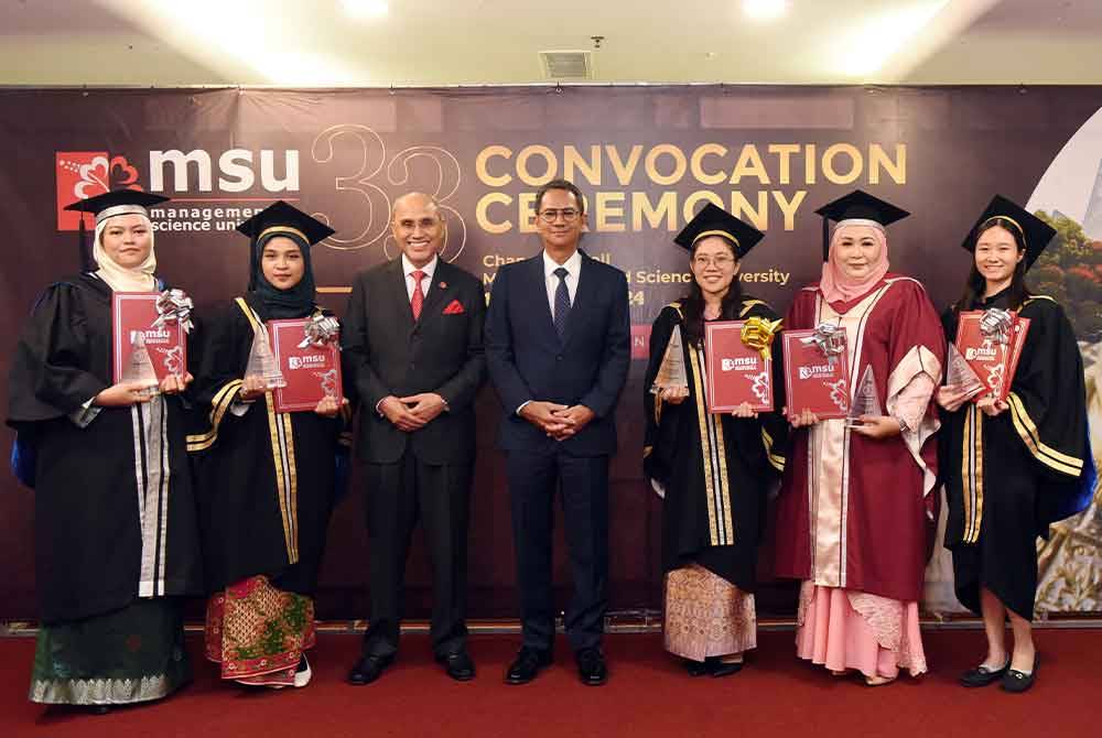 Penerima Anugerah Emas Canselor, Anugerah Presiden dan Anugerah Kecemerlangan bergambar dengan Raja Muda Kedah, Tengku Sarafudin Badlishah (tengah) serta Presiden MSU, Mohd Shukri (tiga dari kiri) ketika Majlis Konvokesyen MSU ke-33 pada Sabtu.
