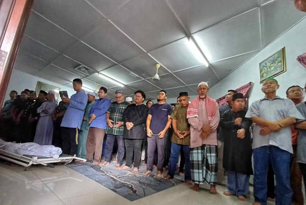 Jenazah Muhamad Syafiq disembahyangkan kira-kira 100 orang di rumah keluarganya di Taman Seri Mahkota Jaya pada Sabtu.