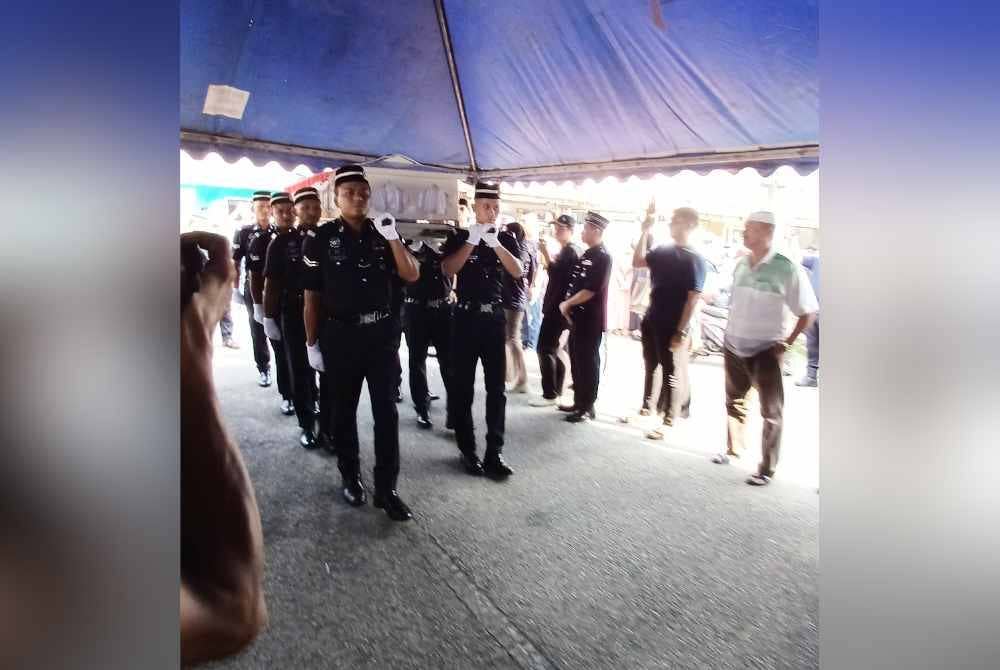 Jenazah Allahyarham Muhamad Syafiq yang terkorban dalam kejadian serangan di Balai Polis Ulu Tiram, Johor Bahru pada Jumaat selamat tiba di rumah keluarganya di Taman Seri Mahkota Jaya,di sini, pada Sabtu.