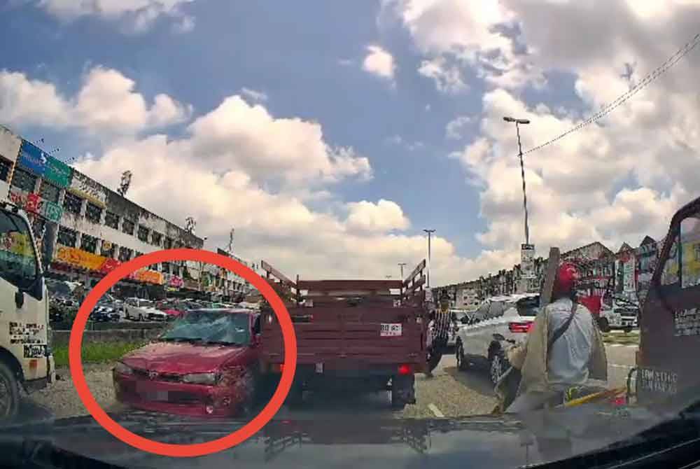 Kereta jenis Proton Satria melawan arus selepas dikejar orang awam yang terlibat dalam kemalangan di Klang, pada Jumaat.