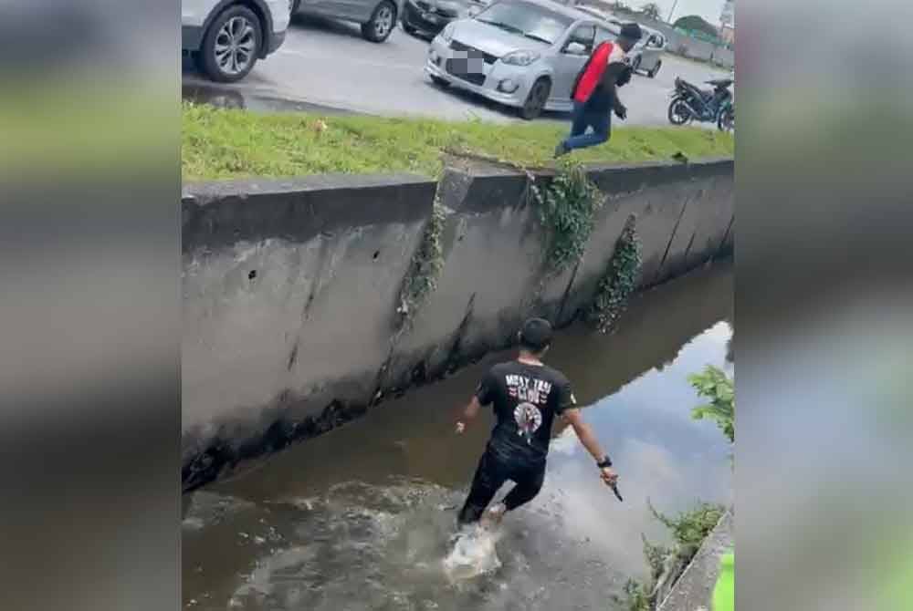 Pemandu kereta Proton Satria bertindak terjun ke dalam longkang kerana ketakutan selepas terlibat beberapa kejadian kemalangan di Klang, pada Jumaat.