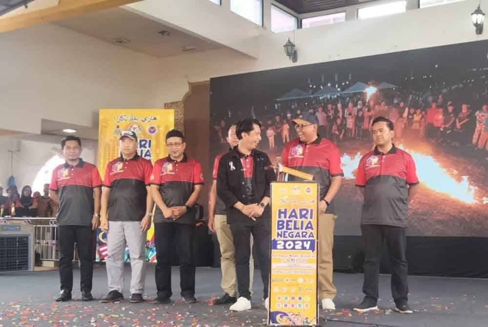 Adam Adli (tiga dari kiri) merasmikan Hari Belia Negara 2024 Peringkat Negeri Kelantan di sini pada Sabtu.