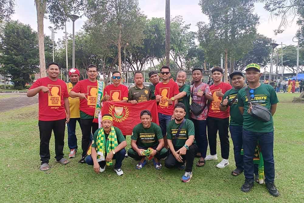 Penyokong Kedah memakai baju tertera tulisan 'stand with Faisal Halim, stop the violence'.